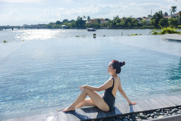 Không ít lần Anh Thơ diện áo tắm khoe dáng gợi cảm.