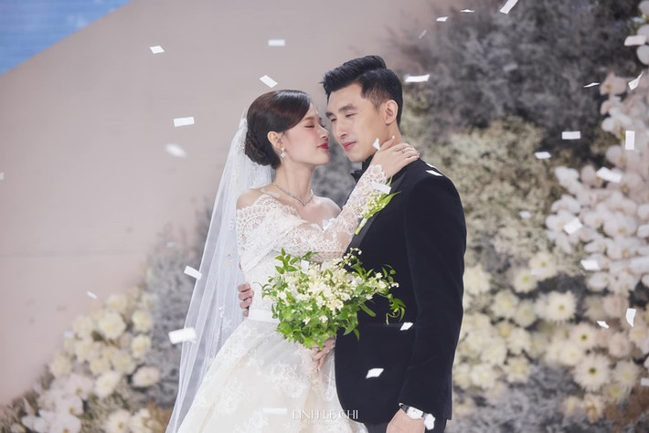 Giống Anh Đức, nhiều sao Việt đặt ra các quy định khắt khe cho khách mời tham dự đám cưới. Diễn viên Midu từng yêu cầu khách mời dự hôn lễ quét mã QR trên thiệp cưới để xác nhận, diện trang phục màu đen, trắng. Ảnh: FB Midu.