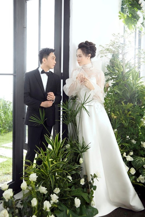 Đàm Thu Trang - Cường Đô la yêu cầu khách mời không dẫn theo trẻ em dưới 5 tuổi đến dự đám cưới của hai người. Cặp đôi giải thích, lễ cưới có nhiều thiết bị, trong khi đó nhà hàng lại không đủ lượng người để quản lý. Vì lo lắng đến an toàn của các bé, cặp đôi không khuyến khích trẻ dưới 5 tuổi tham dự. Thời khắc quan trọng nhất trong đám cưới Đàm Thu Trang - Cường Đô la, khách mời không sử dụng điện thoại và các thiết bị ghi hình. Ảnh: FB Đàm Thu Trang.