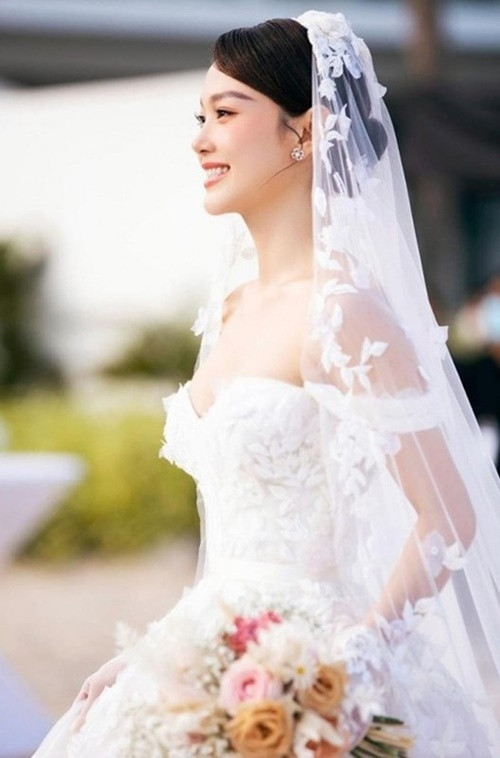 Trong đám cưới Minh Hằng, khách mời được yêu cầu đến sớm về muộn, mặc đúng dresscode, không "đính kèm" trẻ em vì đây là "tiệc người lớn". Minh Hằng cũng lưu ý khách mời nữ không đi giày cao gót. Ảnh: FB Minh Hằng.