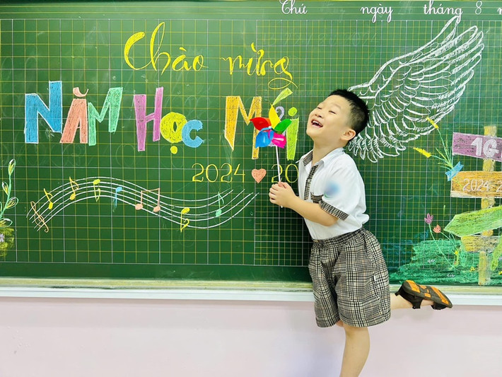 Diễn viên Dũng Hớn khoe khoảnh khắc đầu năm của con trai. Anh nhắn nhủ quý tử: “Phúc Hưng học tốt nhé đừng phá làng phá xóm”. Ảnh: FB Dũng Hớn.