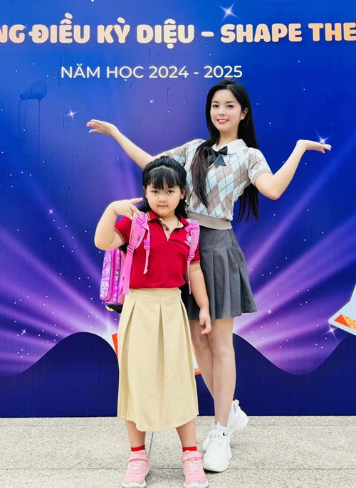 Ngô Lệ Quyên cũng đưa con đi khai giảng. “Chào mừng năm học mới. Năm nay 2 mẹ con cố gắng hoàn thành xuất sắc nha”, nữ diễn viên viết trên trang cá nhân. Con gái Ngô Lệ Quyên năm nay học lớp 2. Ảnh: FB Ngô Lệ Quyên.