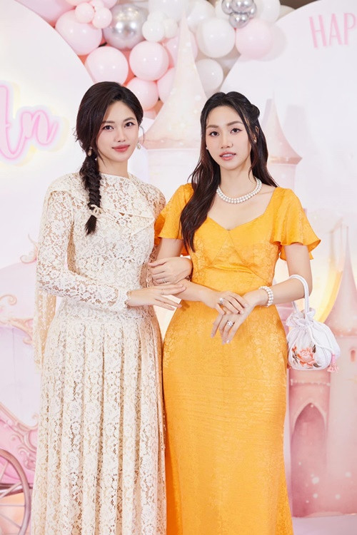 Ngô Trà My (phải) giành ngôi Á hậu 1 Hoa hậu Hoàn vũ Việt Nam 2015, còn Ngô Thanh Tú là Á hậu 1 Hoa hậu Việt Nam 2016. Ảnh: FB Thanh Tú.