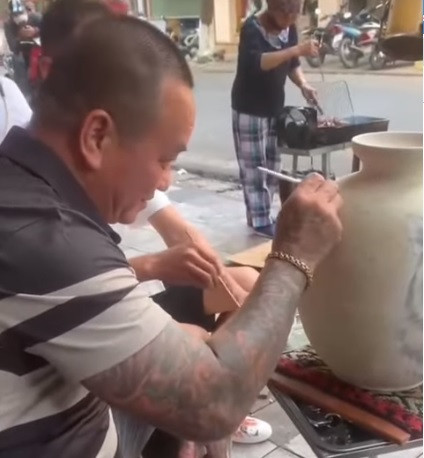 Hải "Bánh" viết thư pháp tặng bạn bè.