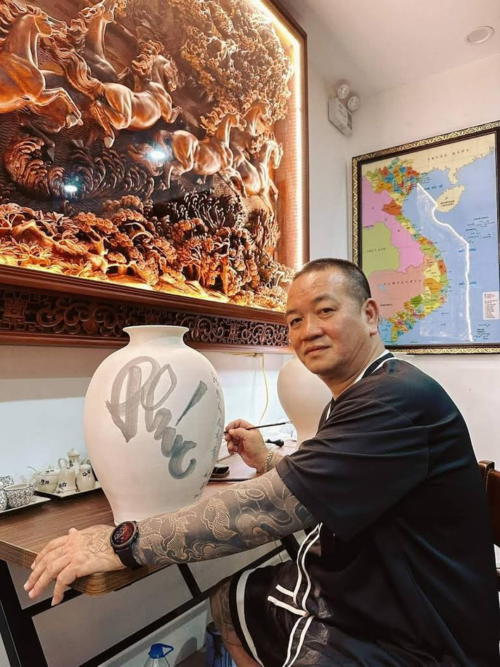 Ông Nguyễn Tuấn Hải, sinh năm 1967 tại Hà Nội có biệt danh là Hải "Bánh" từng là trùm xã hội đen ở TP Hồ Chí Minh của những năm 90 của thế kỷ trước. Trong giới giang hồ, cái tên Hải "Bánh" không ai là không biết tới. Song kể từ ngày được ra tù trước thời hạn 27/1/2022, dư luận biết nhiều đến ông với hình tượng một giang hồ hoàn lương. Mới đây, Hải "Bánh" lần đầu công bố hình ảnh thời trai trẻ được một bộ phận dư luận quan tâm.