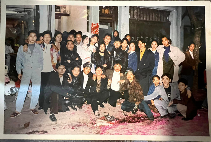 Thời gian đầu khi mới về với tự do, Hải "Bánh" sống khá kín tiếng. Từ khi ông bắt đầu kinh doanh với cửa hàng gốm và mở lòng với mọi người nhiều hơn. (Ảnh thời trai trẻ của trùm giang hồ một thời Hải "Bánh")
