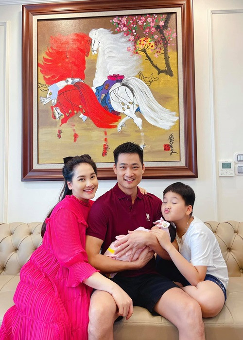 Cuộc hôn nhân của Bảo Thanh với Đức Thắng đã tròn 10 năm. Mỗi lần chia sẻ về tổ ấm, cô không giấu được niềm hạnh phúc.