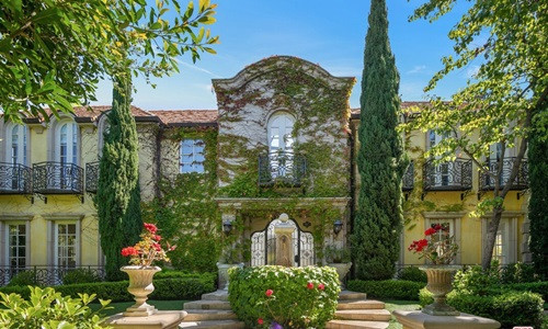 Căn biệt thự kiểu Pháp tọa lạc tại thành phố Santa Monica, được xây dựng vào năm 2009, có diện tích gần 800 m2 với 6 phòng ngủ và 9 phòng tắm.