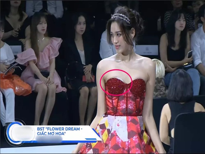 Trong một buổi biểu diễn thời trang mới diễn ra, Hoa hậu Đỗ Thị Hà khoe vẻ gợi cảm trong chiếc váy cúp ngực. Ảnh: Dân Việt
