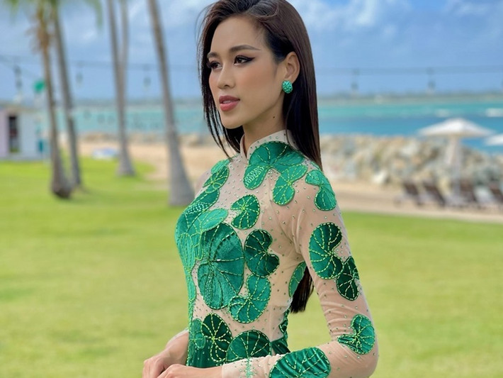 Ở cuộc thi Miss World 2021 - Hoa hậu Thế giới 2021, Đỗ Thị Hà bị chê lựa chọn nội y thiếu tinh tế khi mặc áo dài. Ảnh: Lao động