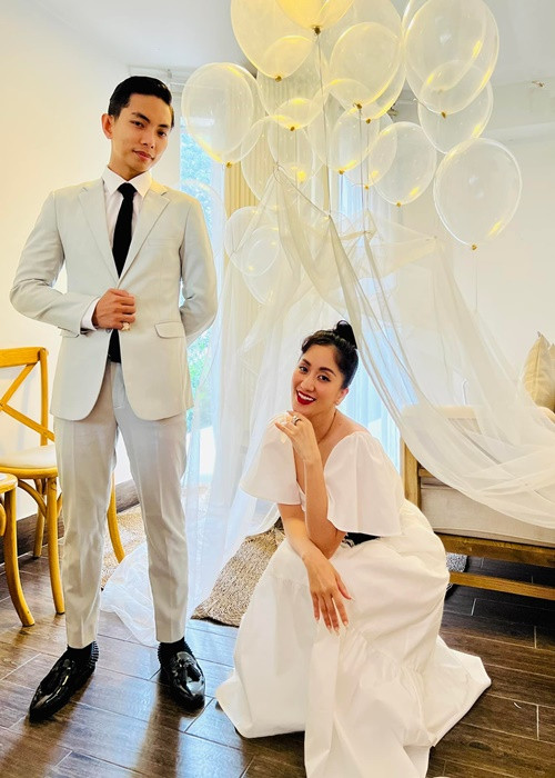 Ít ngày trước, Phan Hiển đăng ảnh mặc vest bên Khánh Thi diện váy trắng. Đi kèm loạt ảnh, “kiện tướng dancesport” viết ẩn ý: “Đám cưới bí mật”.