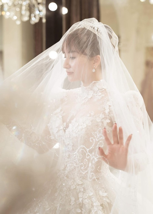 Phan Hiển chia sẻ hình ảnh Khánh Thi đẹp lộng lẫy trong chiếc váy cô dâu đồng thời viết: “Vào ngày trọng đại em đẹp nhất hôm nay”.