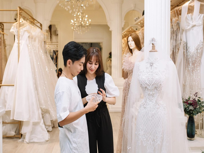 Phan Hiển cũng vừa đăng tải loạt ảnh Khánh Thi đi thử váy cưới.