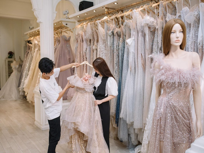 Phan Hiển đã đưa Khánh Thi đi chọn trang phục.