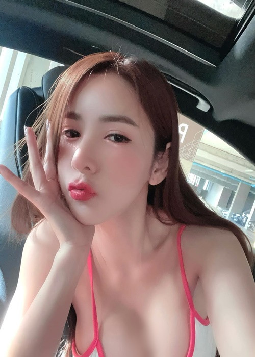 Shaya sở hữu khuôn mặt xinh đẹp, thân hình chữ S quyến rũ.