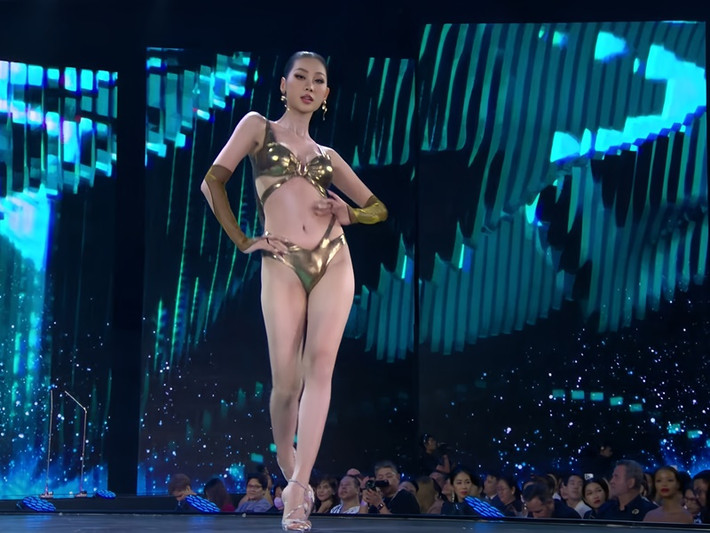 Trên nền nhạc sôi động, Quế Anh catwalk đầy năng lượng, phô diễn tối đa vẻ đẹp hình thể. Ảnh: Sen Vàng.