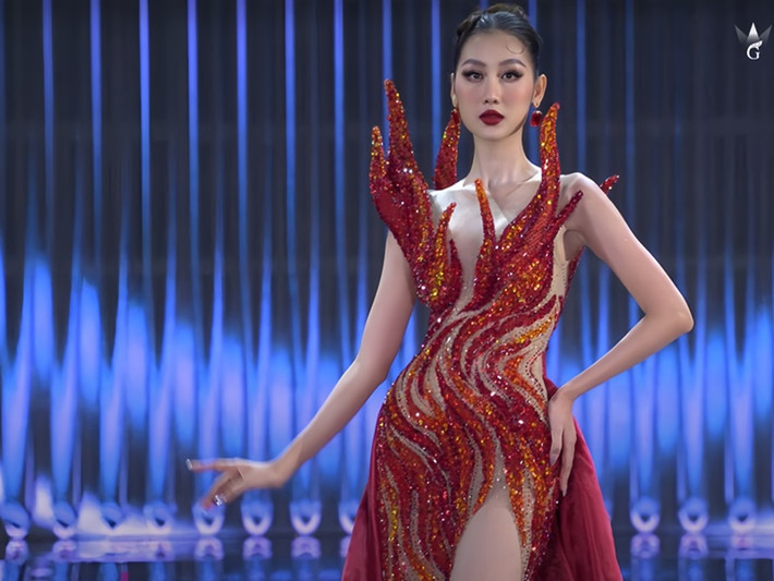 Điểm nhấn trang phục dạ hội của Quế Anh là phần 3D trên vai, tạo hiệu ứng ngọn lửa sống động. Ảnh: Sen Vàng.