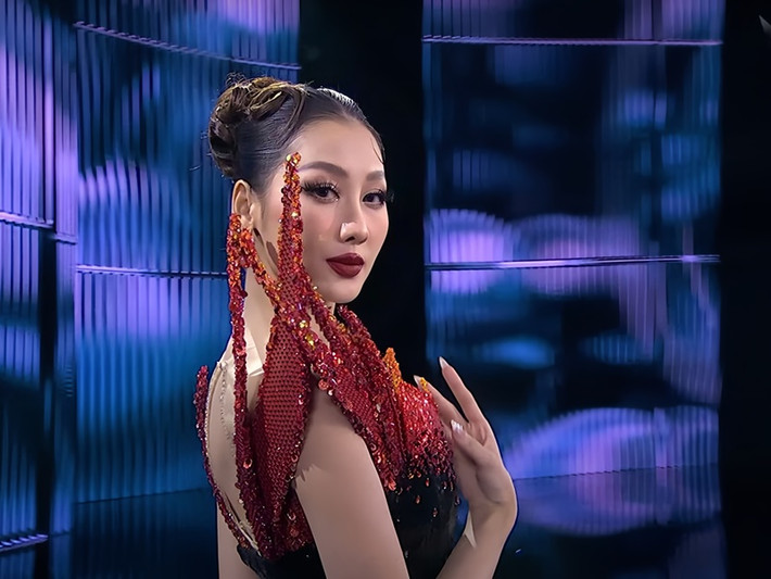 Đại diện Việt Nam sải bước với thần thái kiêu sa và tự tin. Ảnh: Sen Vàng.