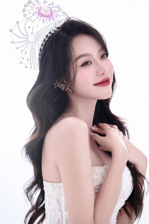 Thanh Thủy nâng vòng một và sửa mũi.