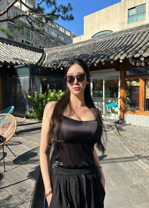Cho dù đó là một dịp quan trọng hay một khoảnh khắc bình thường, cô nàng luôn tìm được bộ trang phục phù hợp nhất với mình và thể hiện gu thẩm mỹ cá nhân.