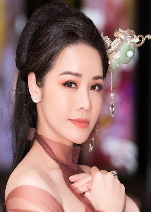 Nhật Kim Anh dần vượt qua cú sốc mối tình đầu tan vỡ. Sau này, cô yêu một diễn viên. Vì bạn trai sống ở Mỹ, cô phải tranh thủ nhiều dịp lưu diễn để được gặp anh. Mối tình kéo dài hơn 3 năm rồi kết thúc khi thông qua mạng xã hội, Nhật Kim Anh phát hiện anh có hạnh phúc mới. Ảnh: FB Nhật Kim Anh.