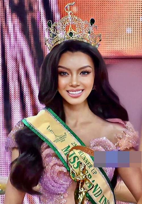 Tối ngày 25/10, đêm chung kết Miss Grand International 2024 khép lại đầy ồn ào khi Htoo Ant Lwin - Giám đốc Miss Grand Myanmar gỡ vương miện Á hậu 2 của Thae Su Nyein - đại diện Myanmar ngay trên sân khấu. Ảnh: Tiền Phong. Ảnh: Tiền Phong.
