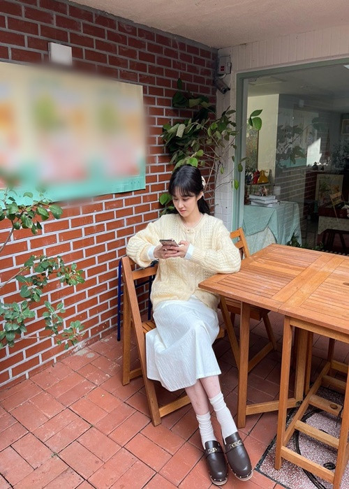 Nữ diễn viên sở hữu vóc dáng mảnh mai, ăn mặc trẻ trung đời thường khiến nhiều người cứ ngỡ cô chỉ mới ở độ tuổi đôi mươi. Ảnh: Instagram Jang Nara.