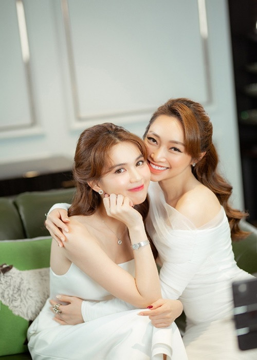 Ngọc Trinh và Lý Thùy Chang (phải) đều sinh năm 1989, sở hữu nhan sắc xinh đẹp. Ảnh: Techz.