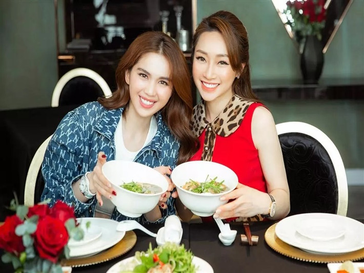 Ngọc Trinh chia sẻ trên Vietnamnet, cô sinh ra ở miền Tây nên yêu cầu cao với món bún mắm. Ngọc Trinh khen Lý Thùy Chang nấu ngon và chấm 8 điểm. Ảnh: Vietnamnet.