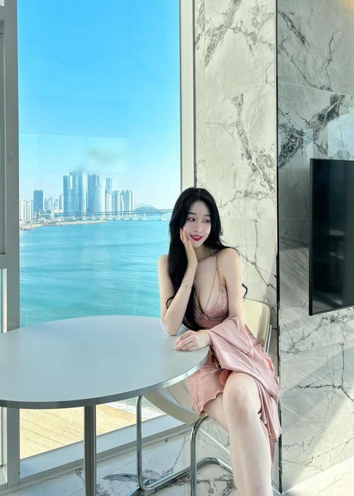 Cô nàng sở hữu vóc dáng thon thả, gương mặt đẹp đầy cuốn hút.