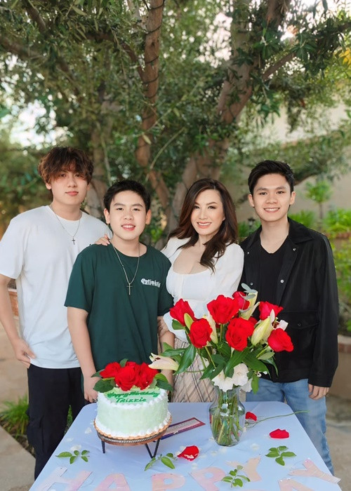 Trizzie Phương Trinh hiện tại có cuộc sống bình yên bên 3 con trai.