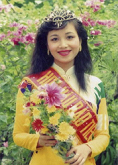 Hoa hậu Việt Nam 1990 - Nguyễn Thị Diệu Hoa sinh năm 1969. Cô là hoa hậu thông thạo nhiều thứ tiếng nhất. Năm 1993, Hoa hậu Diệu Hoa kết hôn với doanh nhân người Ấn Độ Maneesh Dance sau một năm tìm hiểu. Ảnh: Tiền Phong