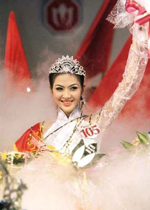 Năm 2000, Phan Thu Ngân đoạt giải cao nhất của cuộc thi Hoa hậu Việt Nam. Người đẹp sinh năm 1980 đến từ TP HCM. Sau khi đăng quang, Thu Ngân đi du lịch và gặp Mai Thanh Hải. Ảnh: Gia đình và xã hội