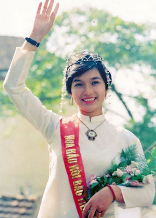 Năm 1988, Bùi Bích Phương đăng quang cuộc thi Hoa hậu Việt Nam lần đầu tiên được tổ chức. Năm 2000, cô kết hôn với tiến sĩ Vũ Thiệu Giang sau một năm hẹn hò. Sau khi lập gia đình, người đẹp sinh năm 1971 rút khỏi showbiz. Ảnh: Tiền Phong