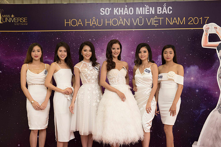 Các thí sinh lần lượt trải qua các vòng thi: trình diễn, ứng xử, biểu diễn năng khiếu trước ban giám khảo và kiểm tra nhân trắc học.
