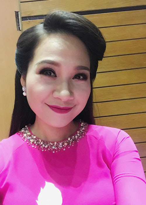 MC Mỹ Lan chia sẻ về dịp lễ Quốc khánh của mình: "Năm nay, lần đầu tiên không nhận lời dẫn bất kì show nào vào 2/9, từ chối cả "Điều còn mãi" - chương trình đã gắn bó suốt mấy năm trời. Năm nay, cũng không hề đặt một resort nào để nghỉ dưỡng. Chồng đưa ra một gợi ý, gật đầu ngay tắp lự. Chỉ đơn giản là muốn sống khác đi một chút. Chẳng quan trọng điểm đến ở đâu, chỉ cần nơi ấy có những người mình thương yêu thì đâu cũng là thiên đường cả".