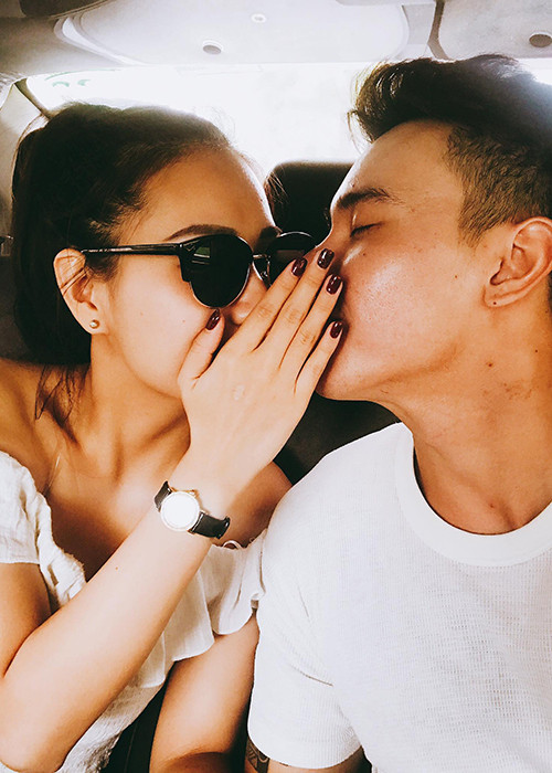 “Em từng nói "Em yêu anh vì đơn giản anh chẳng có gì cho em cả. Em yêu anh không phải vì anh là ca sĩ, vì anh đẹp trai. Em yêu anh vì ý chí của anh", Đông Hùng tiết lộ lý do bạn gái yêu anh.