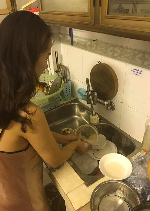 Đông Hùng khoe bạn gái chăm sóc nhà cửa giúp anh. Nam ca sĩ sinh năm 1993 còn tiết lộ mỗi lúc mệt mỏi, anh lại gọi cho người yêu chỉ để nghe giọng nói của cô.