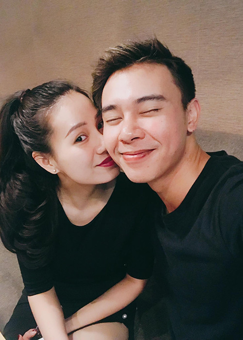 Đông Hùng cho hay bạn gái của anh rất can đảm bởi cô đến với anh dù anh đang gánh nợ tiền tỷ cho mẹ.