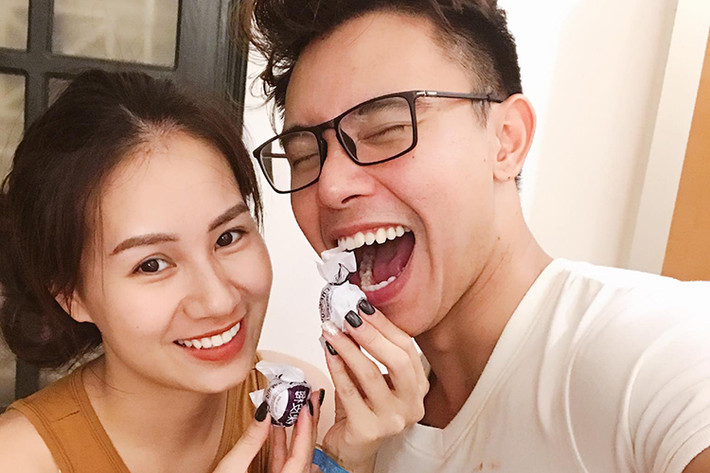 Ngoài chia sẻ loạt ảnh tình tứ bên bạn gái xinh đẹp, nam ca sĩ còn nói lời yêu đầy sến sẩm dành cho cô gái này.