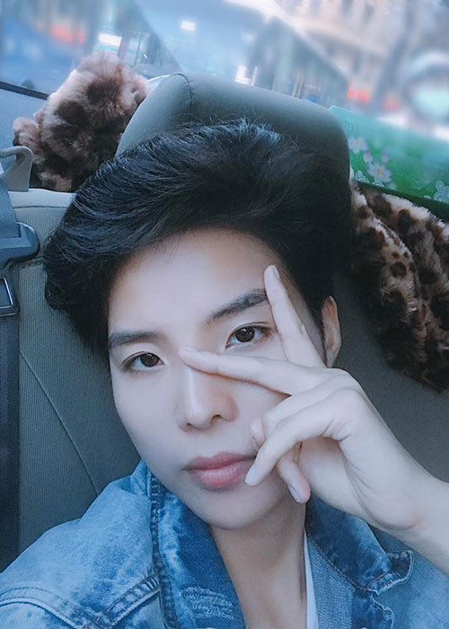 Vũ Cát Tường than thở: "Không đuối vì quá đuối. Quần quật từ 8h sáng đến bây giờ... Đi diễn, đi dạy, đi thu âm, giờ lên ráp sân khấu cho bọn nhỏ...Có ai thương tôi đâu?".