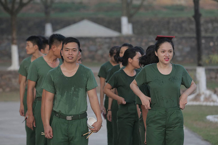 Hot Face sao Việt 24h: Sau ồn ào trên gameshow "Siêu sao đoán chữ", Hương Giang chính thức trở lại truyền hình khi tham gia "Sao nhập ngũ" phiên bản nữ.