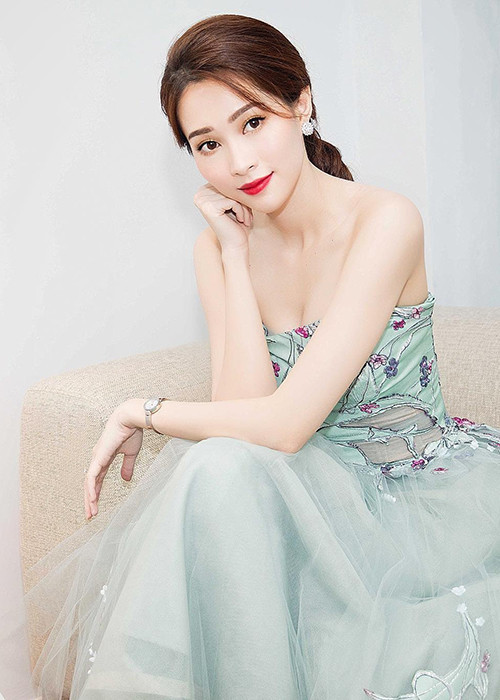 Hoa hậu Đặng Thu Thảo sinh năm 1991 tại Bạc Liêu. Năm 2012, cô đăng quang cuộc thi Hoa hậu Việt Nam. Ảnh: FBNV