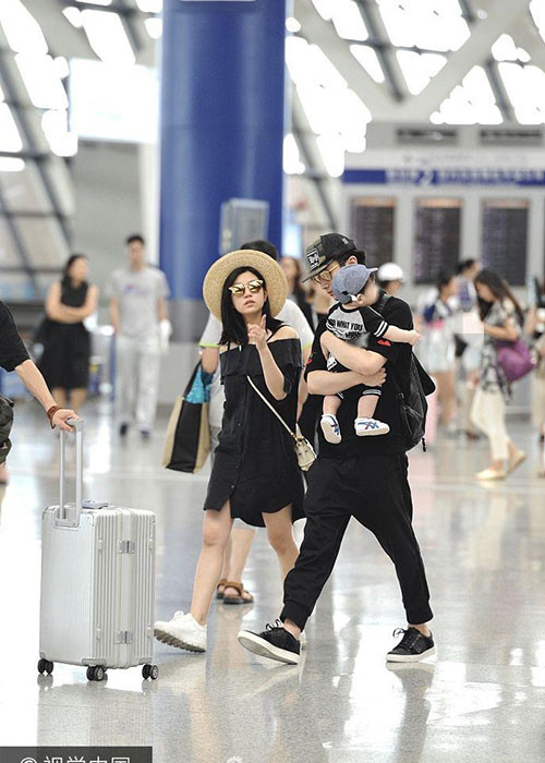 Tháng 12/2016, vợ Trần Hiểu sinh một bé trai đặt biệt danh là Tiểu Tinh Tinh. Trong ảnh, Trần Hiểu bồng con trai để Trần Nghiên Hy không quá vất vả trong chuyến bay vào tháng 7/2017. Ảnh: Thế giới điện ảnh