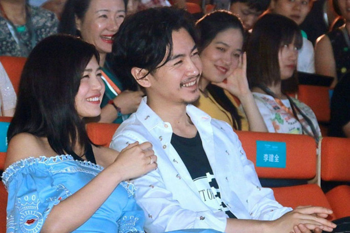 Vợ chồng Trần Hiểu luôn quấn quýt không rời. Nhiều fans thực sự mừng cho hạnh phúc của nam diễn viên phim "Năm ấy hoa nở trăng vừa tròn" bên vợ hơn tuổi. Ảnh: Khám Phá