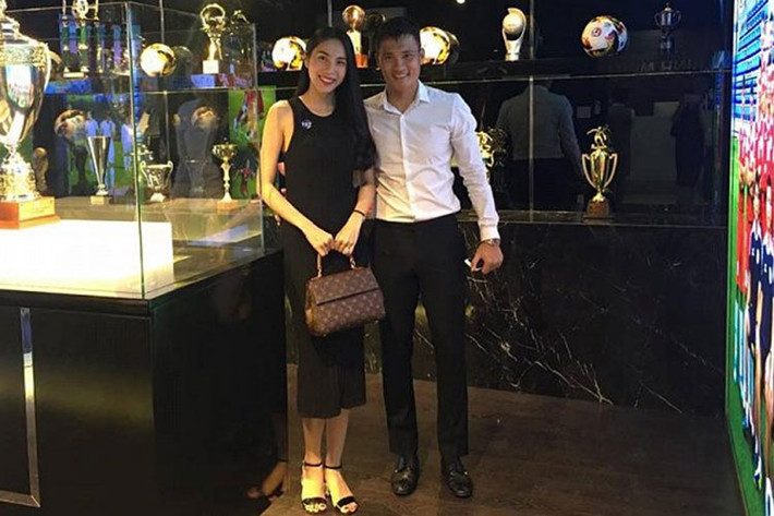 Công Vinh - Thủy Tiên hào hứng khoe phòng truyền thống của CLB TP.HCM: Đôi vợ chồng đã cùng nhau khoe phòng truyền thống sang trọng, đúng theo tiêu chuẩn của các CLB châu Âu.
