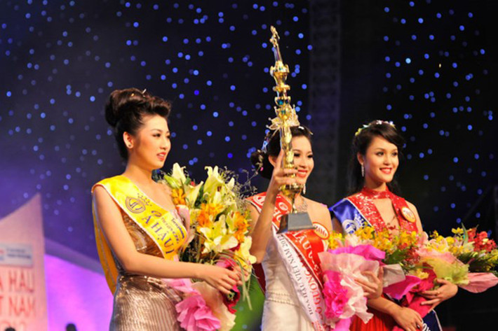 Cùng tham gia cuộc thi Hoa hậu Việt Nam 2012, Đặng Thu Thảo giành vương miện còn Đỗ Hoàng Anh (ngoài cùng bên phải) đoạt ngôi á hậu 2. Ảnh: Tiền Phong