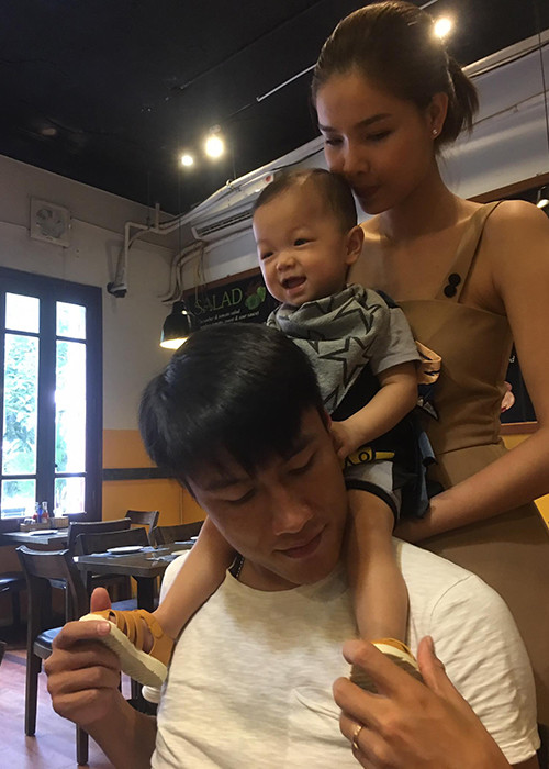 Con trai Mạc Hồng Quân - Kỳ Hân phấn khích khi được bố mẹ cho đi chơi.