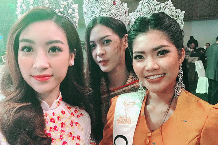 Hoa hậu Mỹ Linh đọ sắc cùng Hoa hậu Hoàn vũ Lào 2017 và Hoa hậu Hoa hậu Toàn cầu Campuchia 2016 (ngoài cùng bên phải).