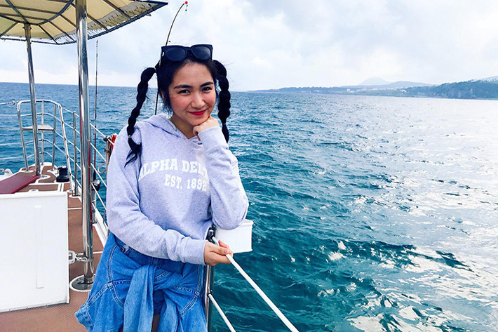 Hòa Minzy tết tóc hai bên trẻ trung trong chuyến đi biển. Hiện tại, nữ ca sĩ có chuyến công tác ở Hàn Quốc.